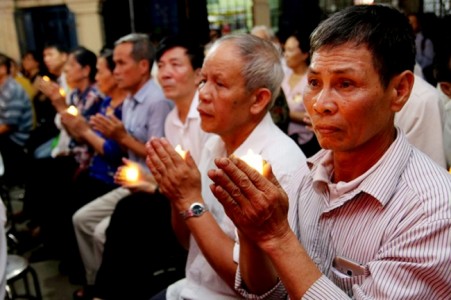 Lễ cầu siêu và thắp nến tri ân các anh hùng liệt sĩ tại quận Long Biên