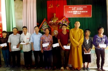 Hà Tĩnh: Chùa Chí Linh thăm và tặng quà các gia đình chính sách