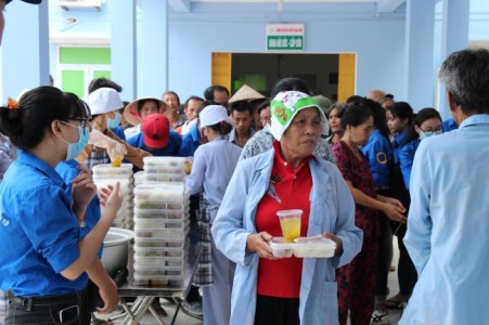 Thanh niên Phật tử chùa Đống Cao phóng sinh, phát cơm chay miễn phí 