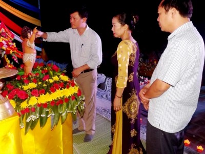 Chùa Đông Yên trao nhiều phần quà tại lễ Phật đản