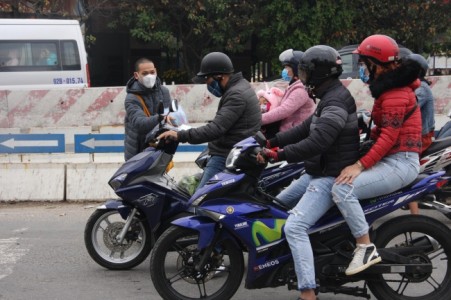 Dễ thương sư thầy, chú tiểu phát khẩu trang miễn phí cho dân phòng virus corona