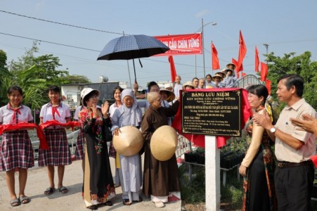 Chùa Thiên Quang trao cầu giao thông, hỗ trợ xây nhà tình thương tại tỉnh Đồng Tháp