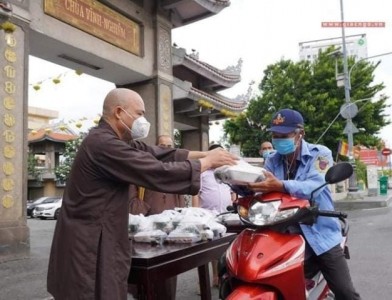 Nhà chùa chăm lo hàng ngàn suất cơm mỗi ngày trong mùa dịch Covid