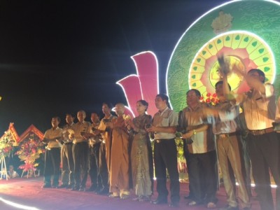 Nghệ An: Chùa Yên Lạc đại lễ Phật đản, trao quà quỹ khuyến học 