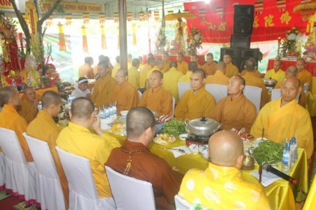 Hà Tĩnh: Lần đầu cung thỉnh 70 chư Tăng, Ni dự lễ cúng dường trai tăng tại gia