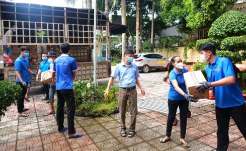 Chuyện các 'hoa thiện nguyện' tặng 900 túi an sinh cho tâm dịch 