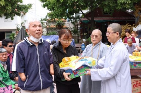 Đà Nẵng: Chùa Phổ Hiền tặng quà cho người khiếm thị, người tàn tật