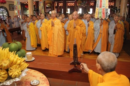 Tăng Ni Trường hạ Thánh Long và chùa Từ Xuyên đảnh lễ Đức Pháp chủ