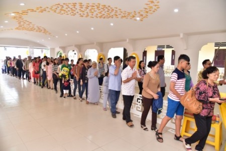 Hàng trăm ngàn lượt người về chùa Hoằng Pháp lễ Phật đón xuân