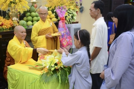 Chùm ảnh hàng ngàn người đón giao thừa tại chùa Hoằng Pháp