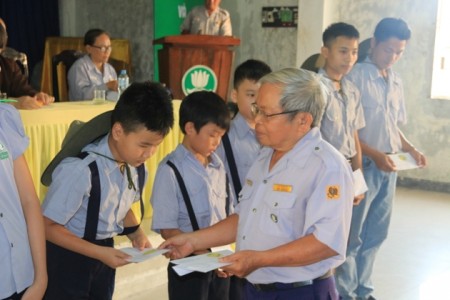 Chùa Bà Đa và Đội TNV máu sống GĐPT Đà Nẵng tặng quà Phật đản