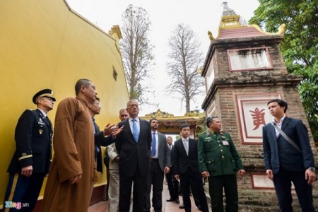 Bộ trưởng Quốc phòng Mỹ James Mattis đến thăm chùa Trấn Quốc
