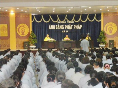 Hàng trăm bệnh nhân ung thư tham dự chương trình Ánh sáng Phật Pháp