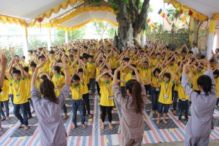Chùa Hòa Lạc, gần 400 bạn trẻ dự khóa tu 'Thắp sáng tương lai'