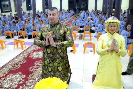 Lễ hằng thuận của hai du khách người Ukraina tại chùa Hòa Phúc