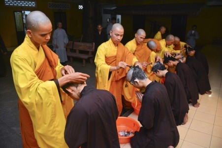 Lễ thế phát xuất gia tại chùa Hoằng pháp