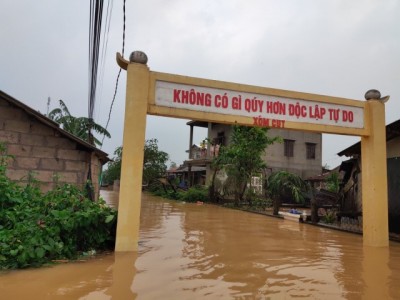 Làng mạc xứ Huế vẫn đang chìm trong cơn lũ lịch sử