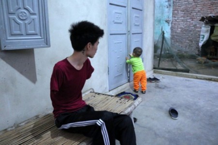 Rơi nước mắt cảnh người cha trẻ mất đôi tay chăm bé thơ khát sữa