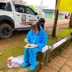 Ăn chay trường, bà cụ 72 tuổi quyên hàng tỷ đồng cho người gặp khó mùa dịch