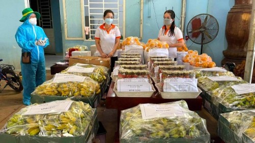 Người dân vùng biên 'trợ sức' hàng trăm sinh viên trong bão dịch