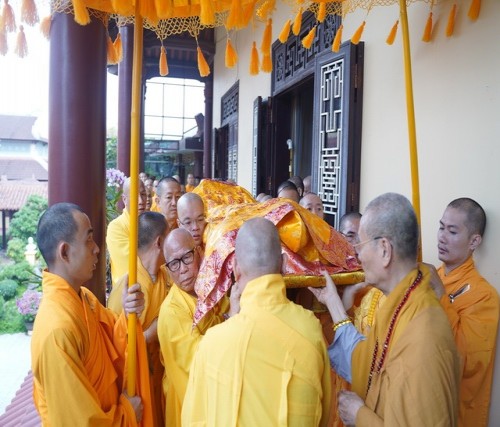 Cung thỉnh nhục thân cố Đại lão Hòa thượng Thích Trí Quang nhập kim quan