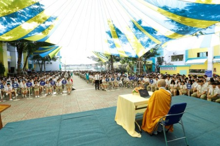 Bình Dương: Gần 1000 học sinh trường liên cấp lắng nghe pháp thoại