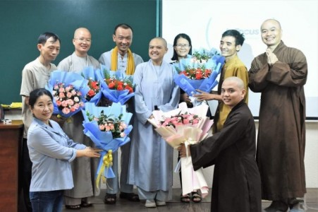 Người lái đò sống mãi tuổi hai mươi !