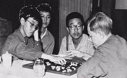 'Đệ nhất thần đồng' tìm lối thoát nơi cửa Phật