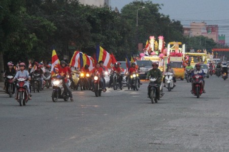 Hà Tĩnh: Diễu hành xe hoa bế mạc Tuần lễ Phật đản PL 2560 - DL 2016