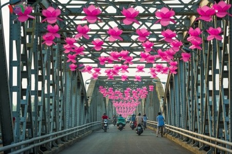 Chùm ảnh: Huế lung linh, rực rỡ trong Đại lễ Phật Đản 2017