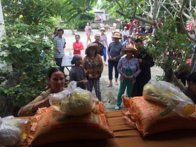  Khánh Hòa: Phật giáo Cam Ranh tặng quà cho đồng bào vùng lũ lut Tuy An, Phú Yên