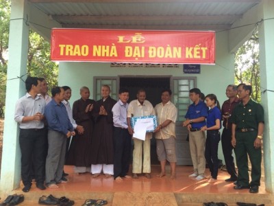 Bình Phước: Phật học Đời sống tặng nhà đại đoàn kết