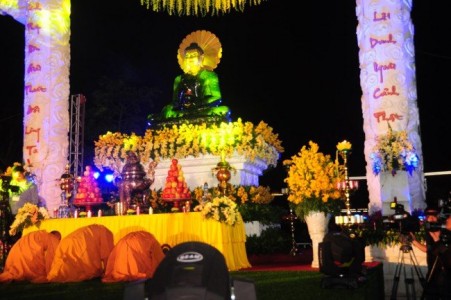 Hàng ngàn người chiêm bái Phật Ngọc tại chùa Hồng Phúc