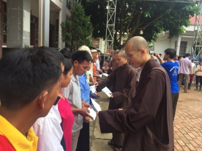 Phật giáo Phú Thọ tặng quà cho đồng bào bị lũ quét tại Sơn La 