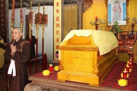 Tại sao người xuất gia để tang cha mẹ quấn ngang bụng?