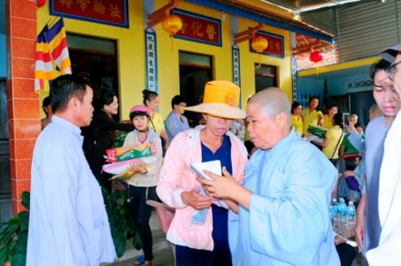 Khánh Hòa: Tặng quà từ thiện cho người dân và phật tử bị ảnh hưởng cơn bão số 12