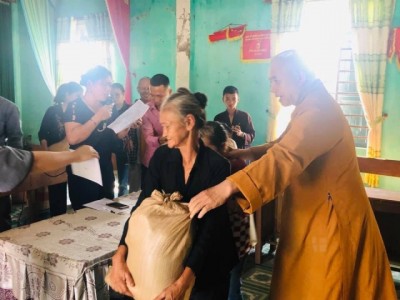 Phật giáo Hà Tĩnh tặng quà các hộ dân bị ảnh hưởng cơn bão số 4