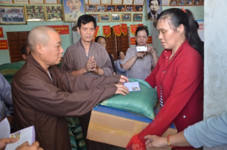 Ban Hoằng pháp T.Ư GHPGVN thăm, tặng 400 phần quà cho ngư dân