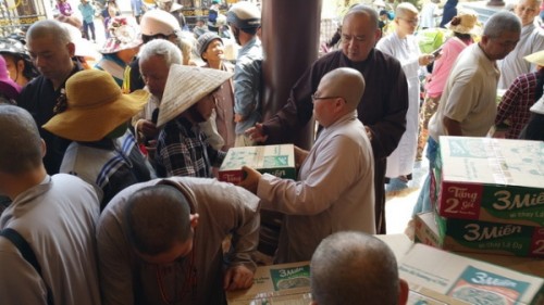 Chùa Phước Viên và Lâm Quang tặng quà từ thiện