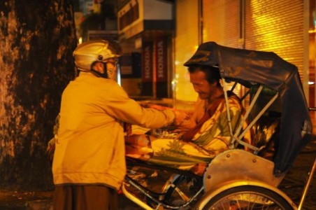 Tịnh Viện Pháp Hạnh trao nhà tình thương và tặng quà cho người nghèo