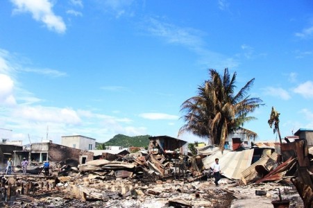 Phật giáo Khánh Hòa đến với đồng bào bị hỏa hoạn tại cồn Nhât Trí