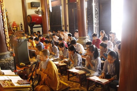 Hai trăm học sinh tham dự khoá tu “Theo dấu chân Phật” tại chùa Tăng Phúc