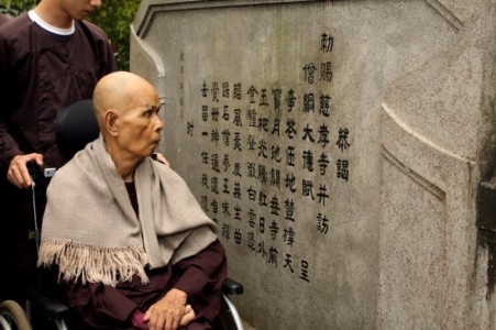 Tạ từ thoắt đã dời chân cõi ngoài