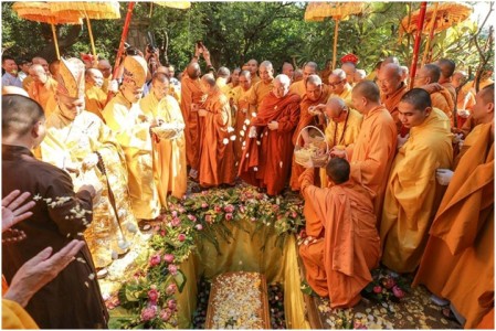 Tình Linh Sơn cốt nhục