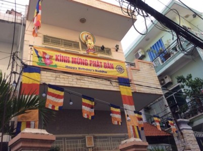Tư gia treo cờ mừng Phật đản chuyện cũ nhưng vẫn luôn còn mới