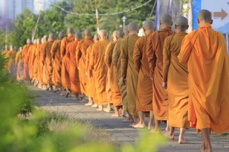 Chùm ảnh trì bình khất thực tưởng niệm 64 năm Tổ sư Minh Đăng Quang vắng bóng