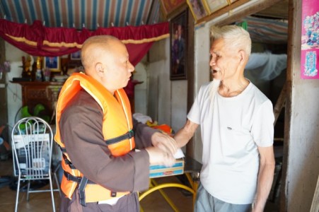 TT. Thích Chiếu Tuệ cùng phái đoàn về với người dân vùng lũ Hà Tĩnh