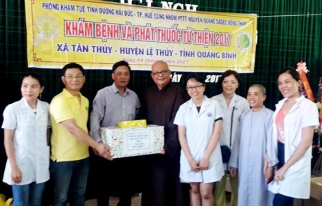 Khám, tư vấn và  cấp phát thuốc miễn phí cho người dân