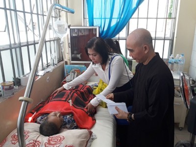 Chùa Nghĩa Hương trao tặng hơn bốn trăm phần quà cho bệnh nhân nghèo