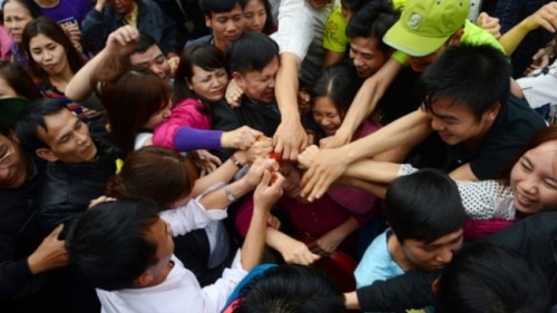 Vì sao lễ hội văn hóa lại biến thành lễ hội phi văn hóa